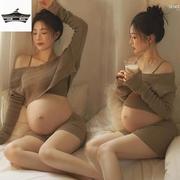孕妇拍照服装影楼主题写真卡其色针织套装居家风孕妇摄影简约风格