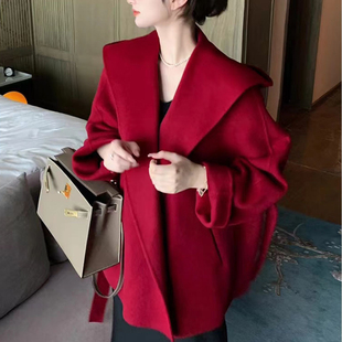 韩剧女主穿搭赫本风时髦减龄斗篷式外套女氛围感洋气红色毛呢大衣