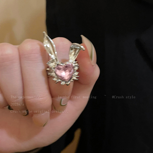 创意搞怪爱心小兔子戒指女小众，设计夸张食指戒时尚个性可爱指环潮
