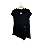 圣迪折扣女装夏季黑色金属，质感配件肌理，拼接缺口设计摆短袖t恤