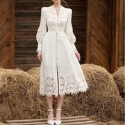 2023时尚修身刺绣镂空蕾丝，长裙灯笼长袖，白色连衣裙越南设计