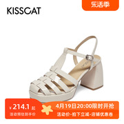 KISSCAT/接吻猫春牛漆皮一字扣带防水台时装凉鞋女KA43174-10