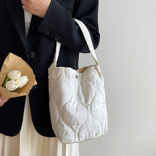 韩国尼龙帆布包，手提水桶包女小众设计菱格大容量单肩包菜篮子包