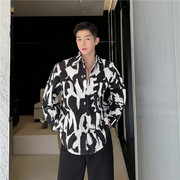 美式高街头(高街头)黑白，涂鸦字母印花衬衫，男长袖痞帅高级感设计韩版衬衣潮