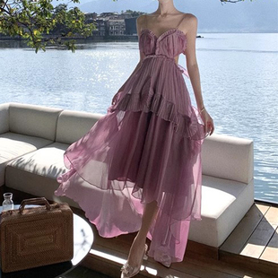法式小众重工设计百褶露背吊带连衣裙高级感紫色，雪纺不规则仙女裙