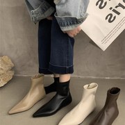 香港韩版时尚短靴女秋冬2023平底尖头复古踝靴棕色软皮裸靴子