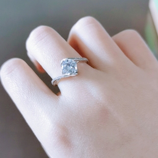 S925银18K白金高碳钻石爱心扭臂戒指女1克拉仿真钻石婚戒节日礼物