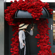 网红花墙铁艺雨伞仿真鲜花玫瑰瀑布卖场花艺节日打卡婚礼道具背景