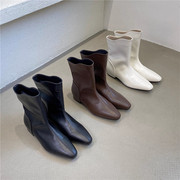 棕色高级感小短靴2023秋冬季韩系小踝靴短筒软皮平底白色靴子