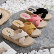 日本厚底坡跟拖鞋女夏外穿2024仙女交叉高跟沙滩松糕小众凉鞋
