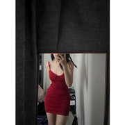 酒红色蕾丝无袖吊带连衣裙，女带胸垫紧身收腰纯欲辣妹性感包臀短裙