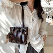 银色单肩包女高级感时尚韩版手挽包小众，设计皮带装饰托特包包