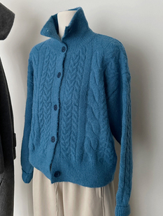 深蓝色浣熊绒加厚高领毛衣外套，女秋冬款慵懒风，设计麻花纹羊绒开衫