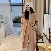 粉红色大衣女冬季长款设计感2022韩系赫本风加厚毛呢外套