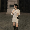 famous2022年秋季白色设计感不规则，开叉长袖衬衫连衣裙女