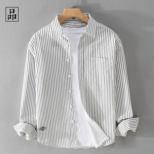 简约条纹设计舒适纯棉透气秋日系，清新竖条纹长袖衬衫外套男白色