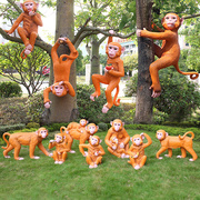 爬树猴子雕塑吊挂户外公园林景观仿真动物园区草坪绿化带小品摆件