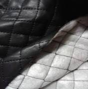 黑色水洗皮pu皮革夹棉铺棉绗缝，格子棉衣裤里衬里，制衣服装面料布料