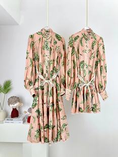 维利亚2023年夏装法式气质，麻料灯笼袖，立领配腰带粉色香蕉短裙