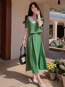 高级感小洋装套装，裙女2023时尚洋气法式复古绿色半身裙两件套