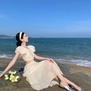 2024夏季设计感镂空露腰海边度假纯白白月光初恋独特连衣裙