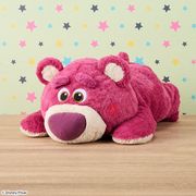 日本迪士尼正版玩具总动员草莓熊趴趴姿毛绒公仔大号抱枕靠垫