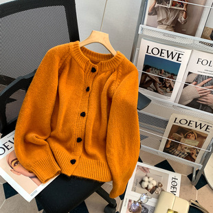 橘色设计感爱心扣毛衣开衫，女秋冬穿搭宽松慵懒风外穿针织外套上衣
