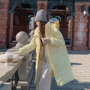 奶黄色羽绒服女中长款2023年冬季韩系学院风加厚时尚过膝外套