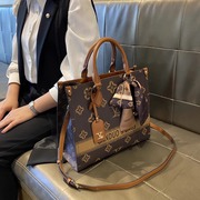 香港奢侈品大牌手提包女2023高级感单肩斜挎大容量通勤托特包