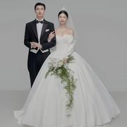 影楼主题白色缎面一字肩拖尾婚纱照室内韩式情侣摄影拍照写真服装