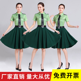 成人军装舞台表演服女舞蹈，演出服女兵绿色军装套装大合唱服装