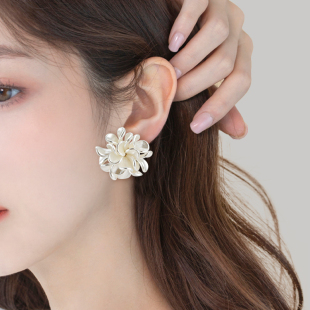 珍珠花瓣耳钉精致高级感轻奢花朵款耳饰，韩国个性时尚气质大气耳环