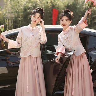 新中式伴娘服粉色2023冬长袖，仙气质高级感唐装，姐妹团礼服显瘦