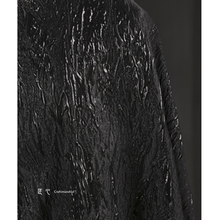 纯黑色起伏脉络鎏金提花布料肌理光泽硬挺外套创意服装设计师面料