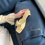 蝴蝶结一字拖鞋女夏季外穿2023年韩版方头粗跟凉拖奶黄色凉鞋