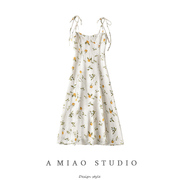 浪漫柠檬印花浅色修身吊带长裙，法式风情夏季度假风开叉连衣裙