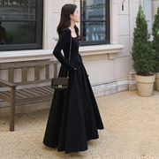 黑色法式长袖赫本风收腰，长裙冬季女式棉质，高级感春秋设计感连衣裙