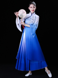 古典舞演出服女飘逸中国风，现代长裙民族舞蹈落花，伴舞伞扇子舞服装