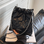 小香链条垃圾袋包包女2024时尚爆裂纹单肩包高级感斜挎水桶包