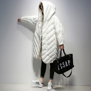 白色蝙蝠袖羽绒服女中长款2023冬装韩版连帽，宽松显瘦加厚外套