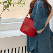 自制包包女2024韩版ins质感，百搭小众设计红色单肩斜挎水桶包