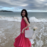三亚旅行沙滩裙女夏玫红色，挂脖长裙海边度假吊带，连衣裙宽松慵懒风