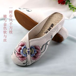 绣花女拖鞋坡跟防滑软底，四季透气舒适民族，花朵圆头老北京布鞋