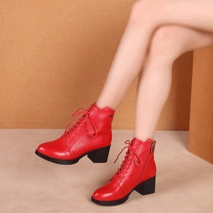 红色短靴女真皮2023秋冬季中粗跟单靴子加绒绑带，圆头时尚马丁靴女