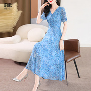蓝色法式v领短袖连衣裙2024夏时尚(夏时尚，)高级感气质显瘦大摆裙长裙
