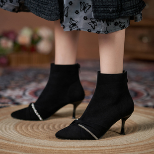 秋冬季时尚绒面黑色百搭短靴，女低筒气质尖头，细跟高跟鞋大码41-43