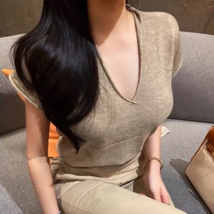 韩国东大门简约v领修身显身材性感，气质百搭短袖针织衫上衣女
