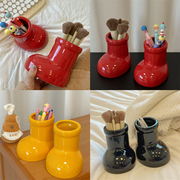 高颜值阿童木小红靴陶瓷，创意桌面摆件，花瓶装饰品笔筒化妆刷收纳筒