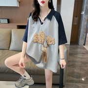 翻领短袖t恤女夏装韩版宽松大码中长款小众，设计感撞色v领上衣服