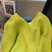 超显白的荧光绿毛衣女设计感小众交叉v领慵懒高级长袖上衣秋季款